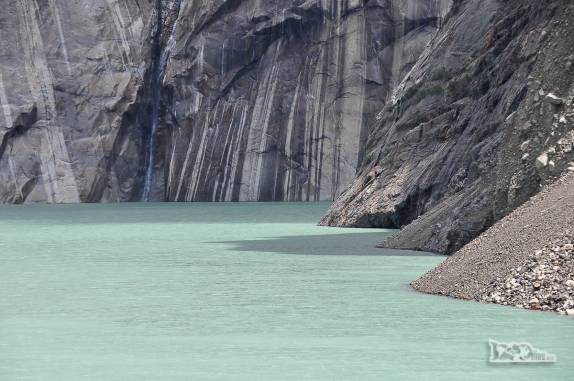Com a luz do sol, a bela cor da laguna na base das torres, no Parque Nacional Torres del Paine, no sul do Chile